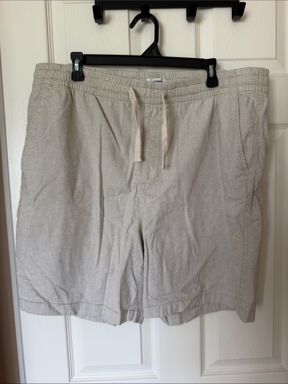 Old Navy Men's Light Beige Drawstring Hybrid Shorts